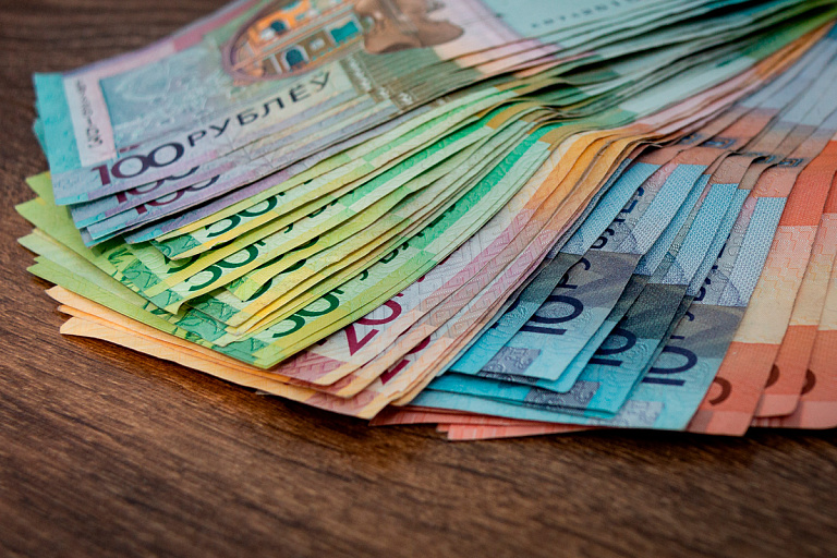 Средняя зарплата белорусов превысила $1000 – впервые в истории