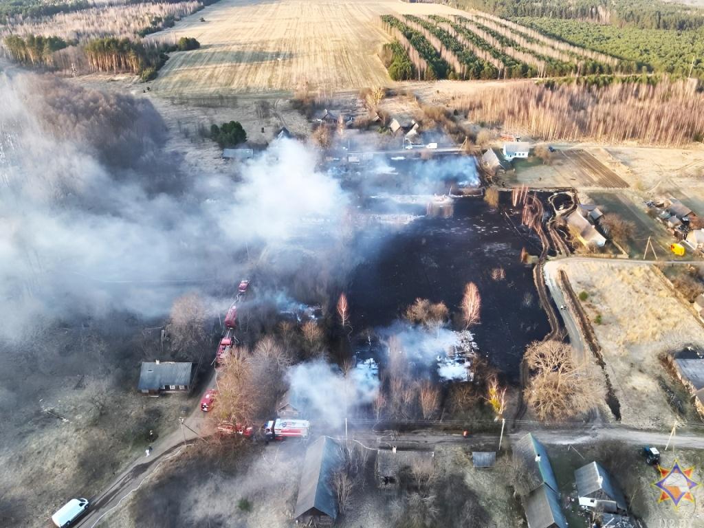 На Брестчине в деревне сгорели сразу 6 домов и 12 хозпостроек