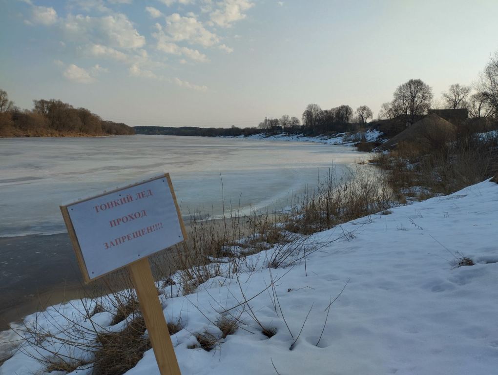 Дзьвіна ў Бешанковічах усё яшчэ скутая лёдам (фота)