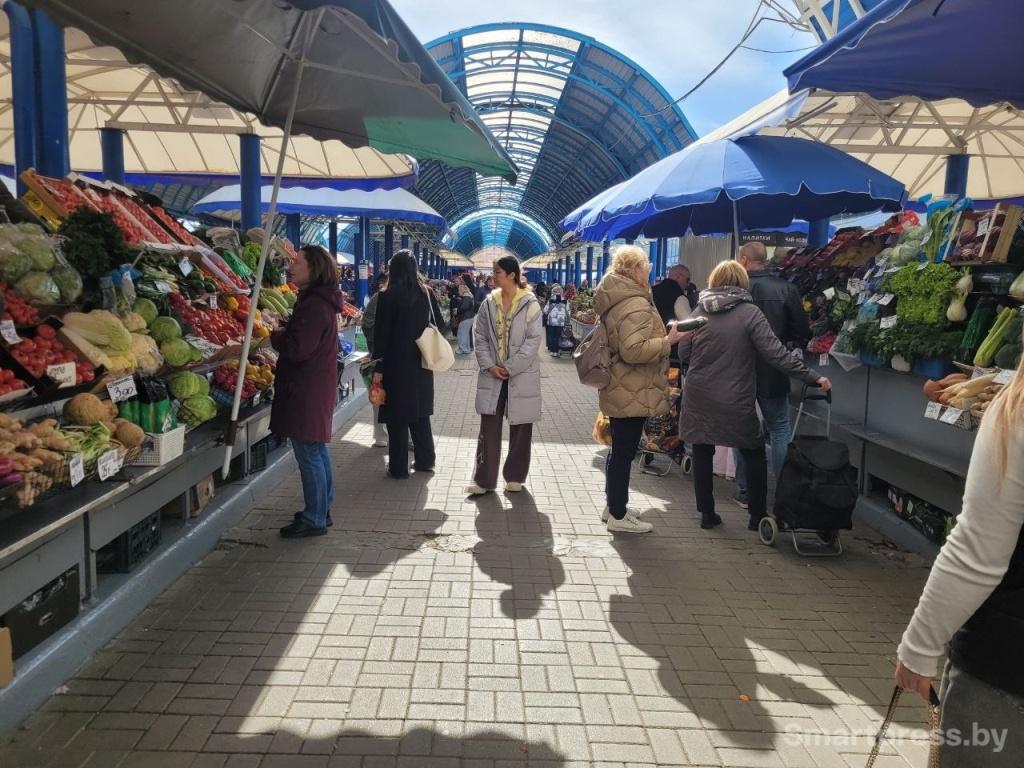 Цены на клубнику упали ещё больше. Сколько стоят овощи и ягоды на Комаровке?