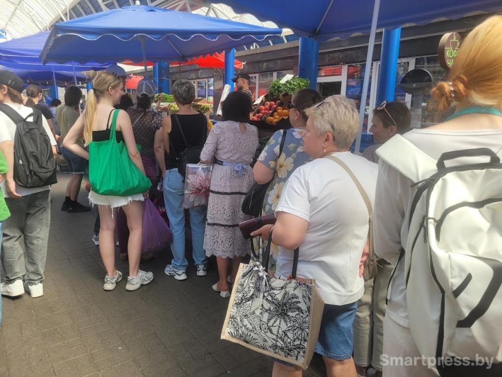 Голубика дешевле 10 рублей, “последняя” клубника. Что происходит на Комаровке в середине июля?